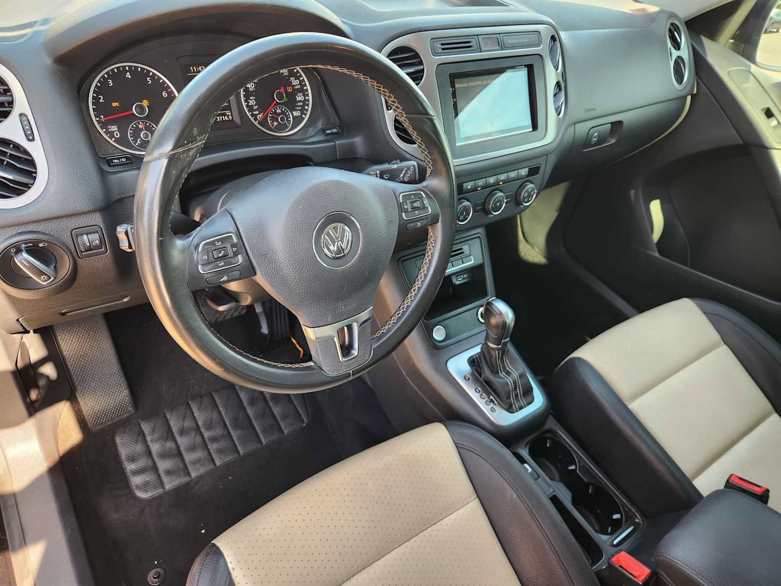 Used 2016 Volkswagen Tiguan S FWD image 2