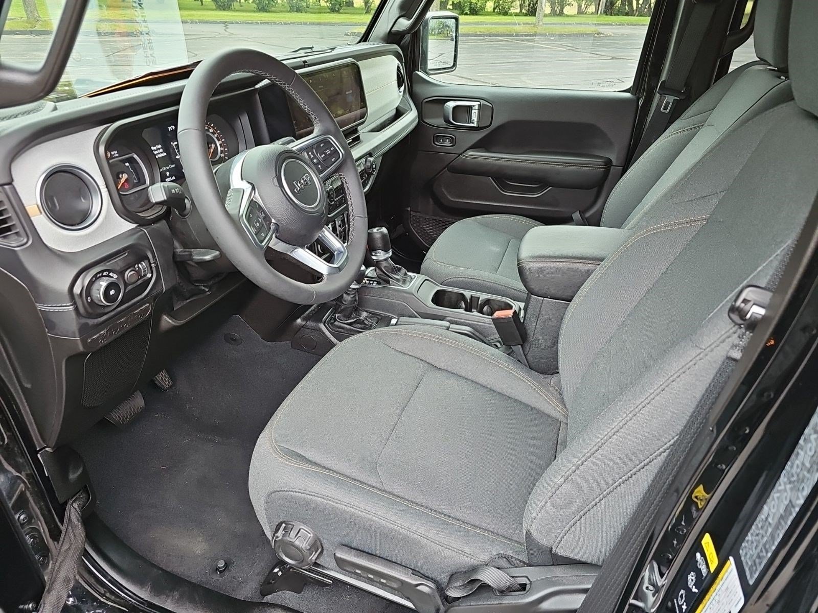Used 2025 Jeep Wrangler Unlimited Sahara AWD/4WD image 16