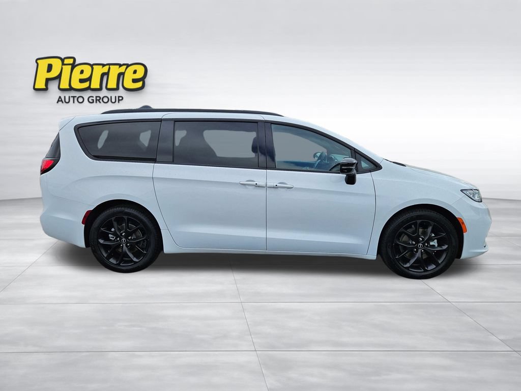 Used 2025 Chrysler Pacifica Limited FWD image 6