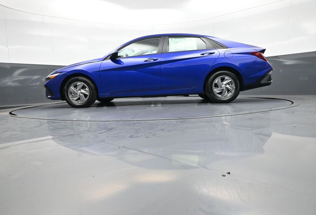 Used 2025 Hyundai Elantra SE FWD image 31