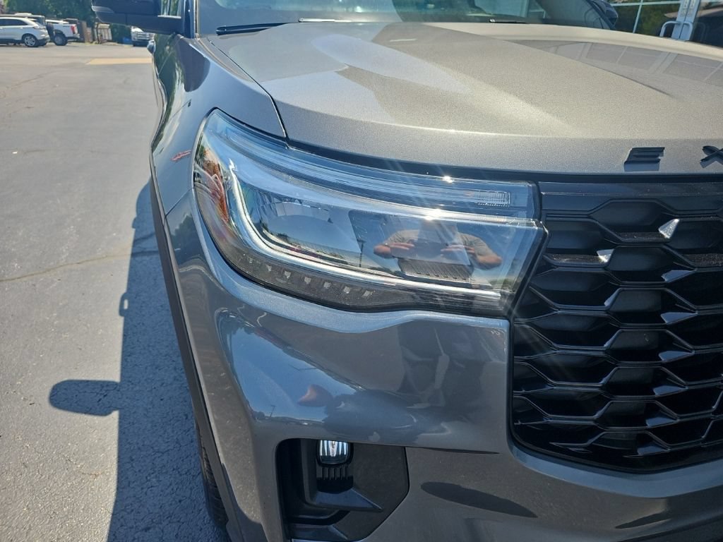 Used 2025 Ford Explorer ST AWD/4WD image 7