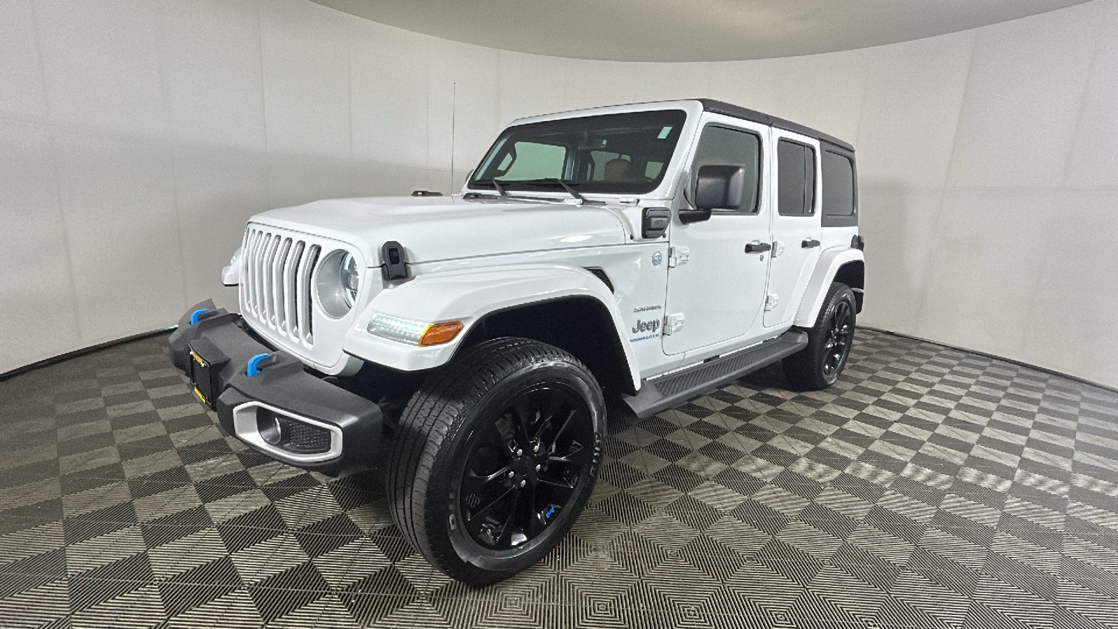 Used 2023 Jeep Wrangler Unlimited Sahara w/ Cold Weather Group AWD/4WD image 8