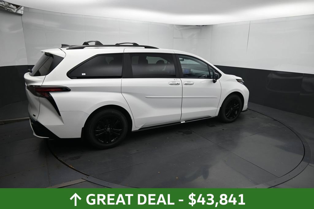 Used 2025 Toyota Sienna XSE AWD/4WD image 13