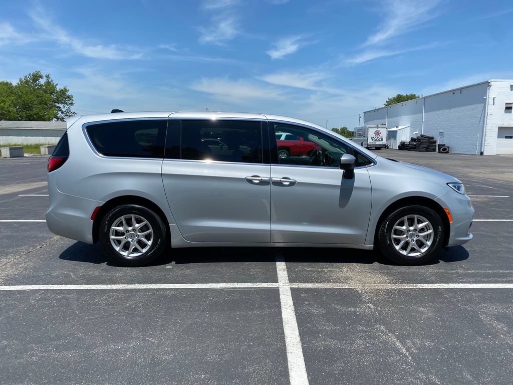 Used 2023 Chrysler Pacifica Touring-L FWD image 8