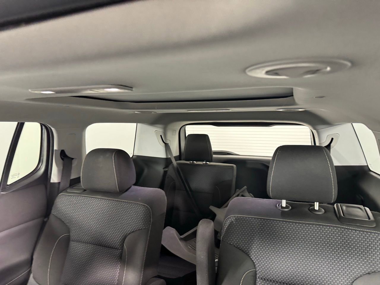 Used 2023 GMC Acadia SLE w/ Driver Convenience Package image 5