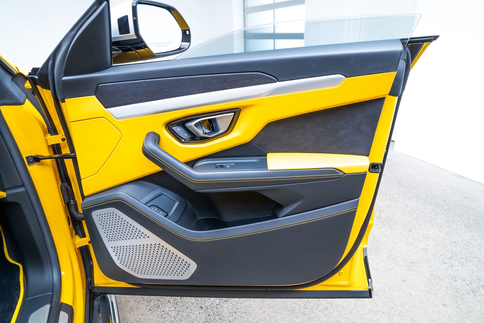 Used 2019 Lamborghini Urus AWD/4WD image 28