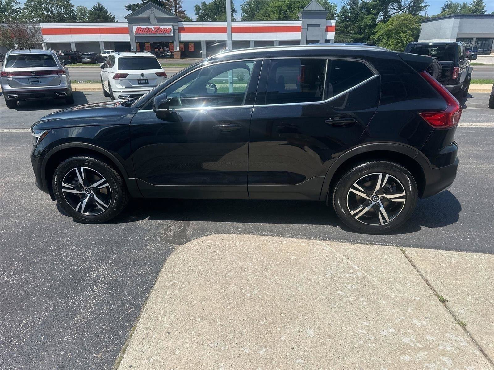 Used 2025 Volvo XC40 B5 Core AWD/4WD image 6
