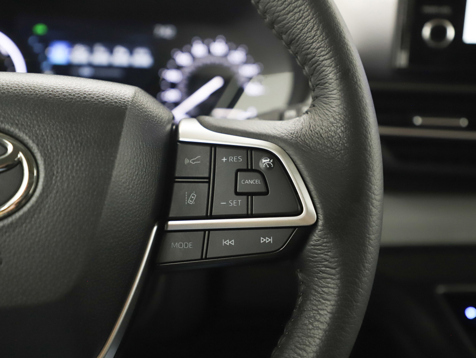 Used 2025 Toyota Sienna XLE image 30