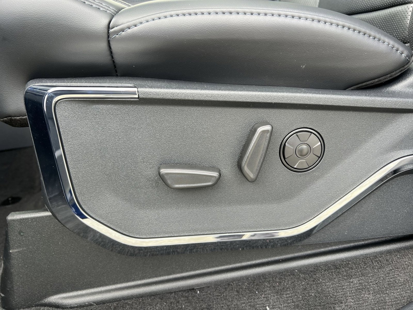 New 2026 Ford F450 Platinum w/ FX4 Off-Road Package image 13