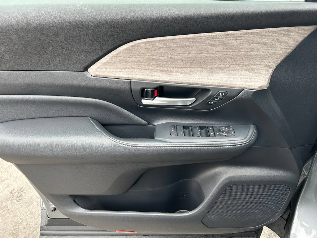 Used 2025 Toyota Grand Highlander AWD image 10