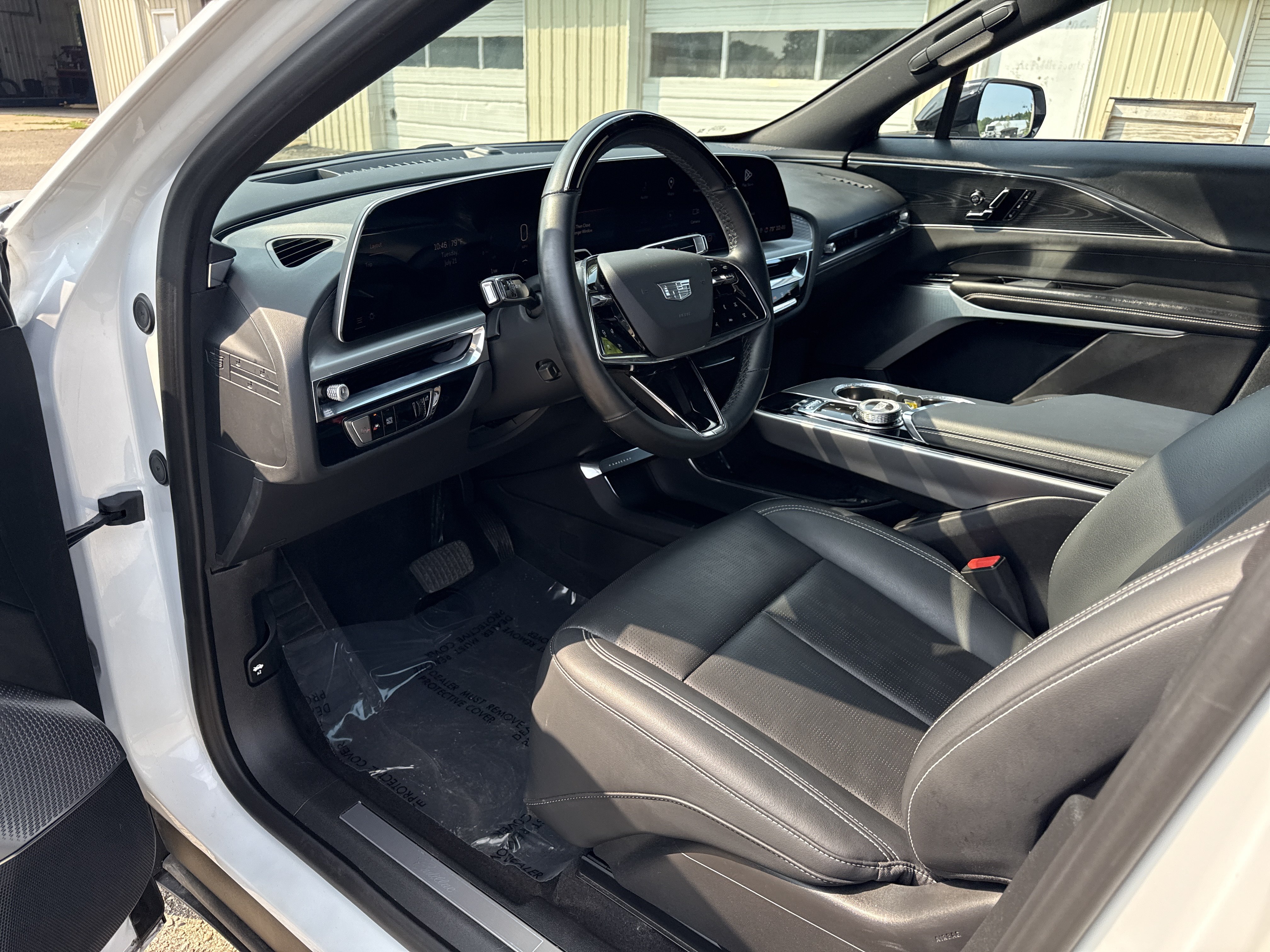 Used 2024 Cadillac Lyriq Luxury AWD/4WD image 16