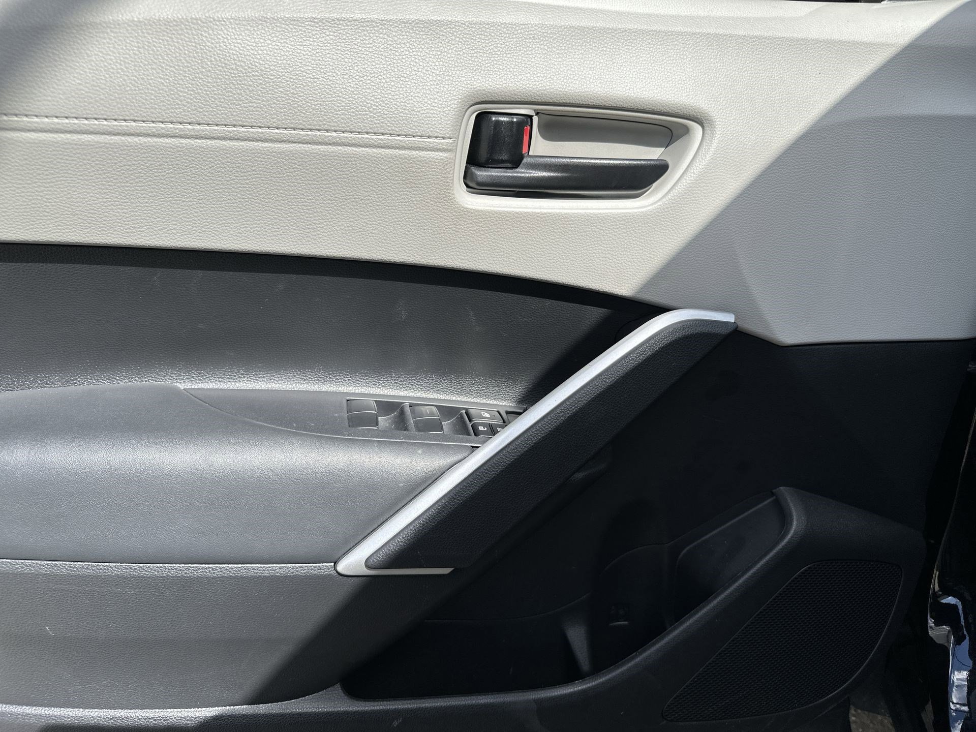 Used 2024 Toyota Corolla Cross L image 28