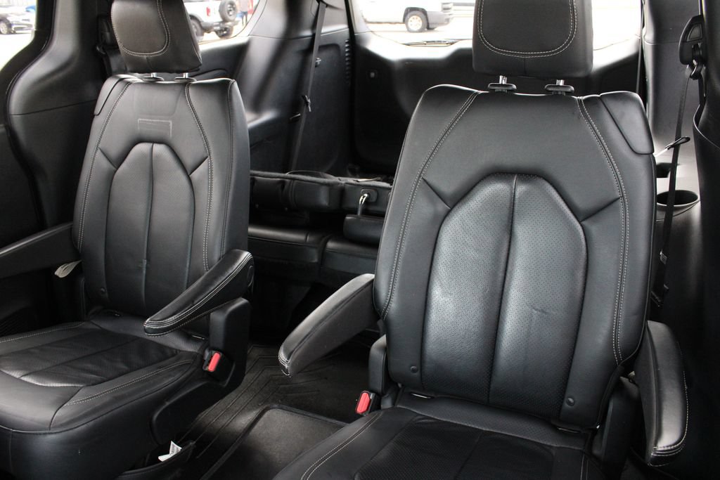 Used 2019 Chrysler Pacifica Touring-L Plus w/ S Appearance Package FWD image 19