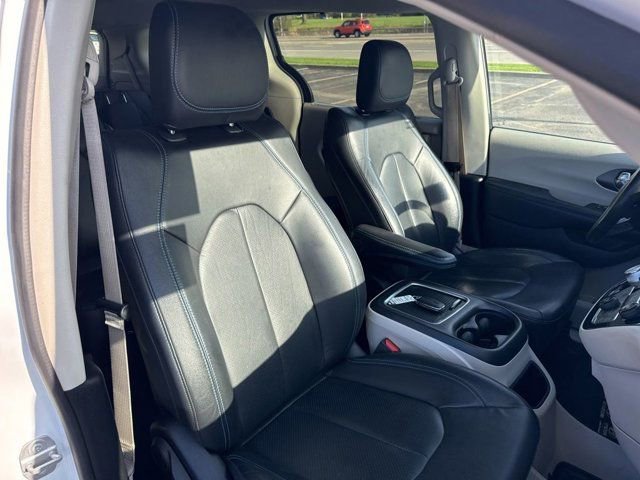 Used 2021 Chrysler Pacifica Touring-L FWD image 11