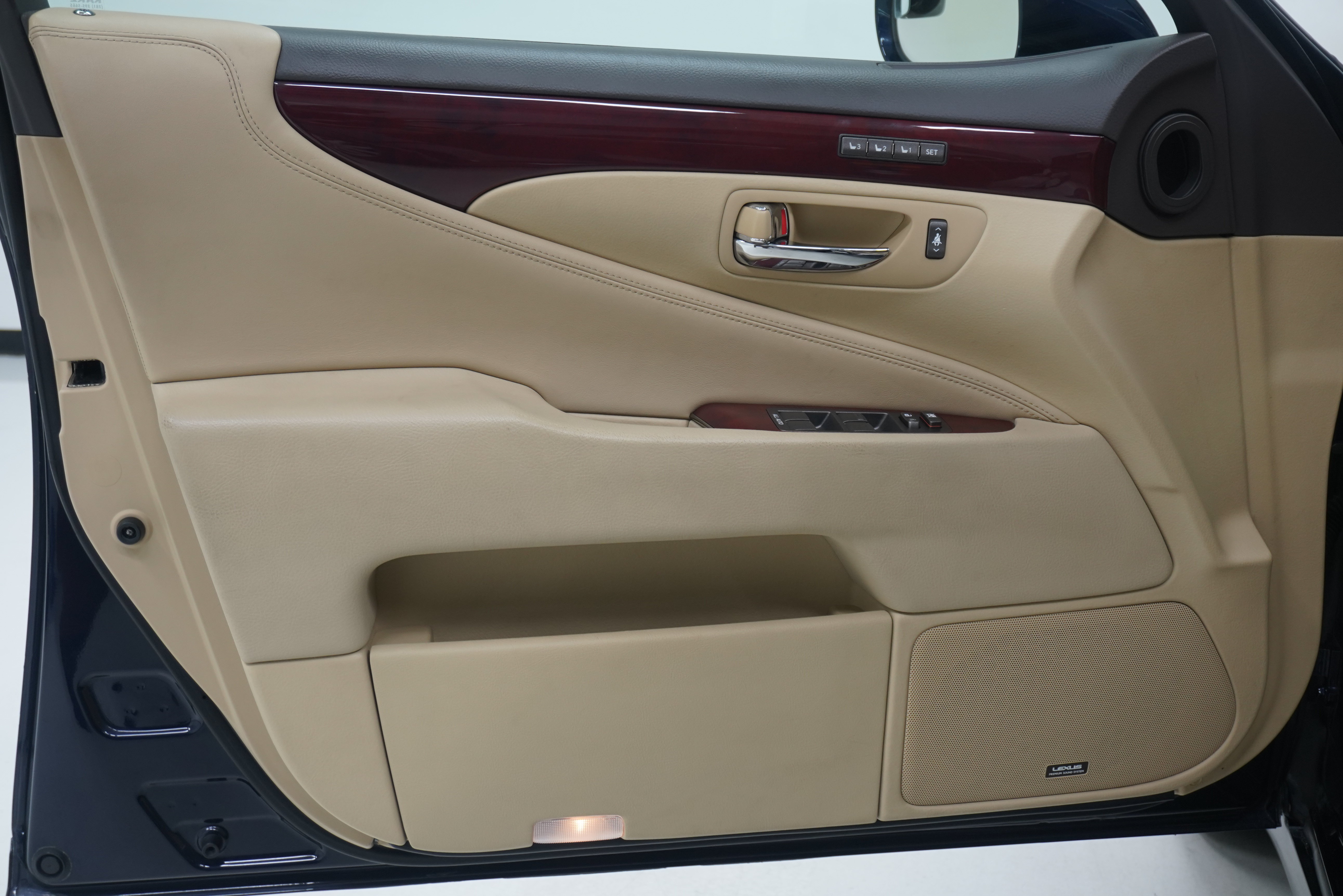 Used 2008 Lexus LS 460 w/ Comfort Pkg RWD image 11