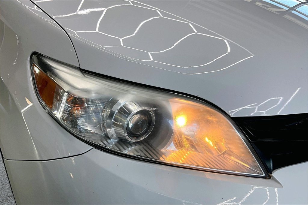 Used 2020 Toyota Sienna L FWD image 33