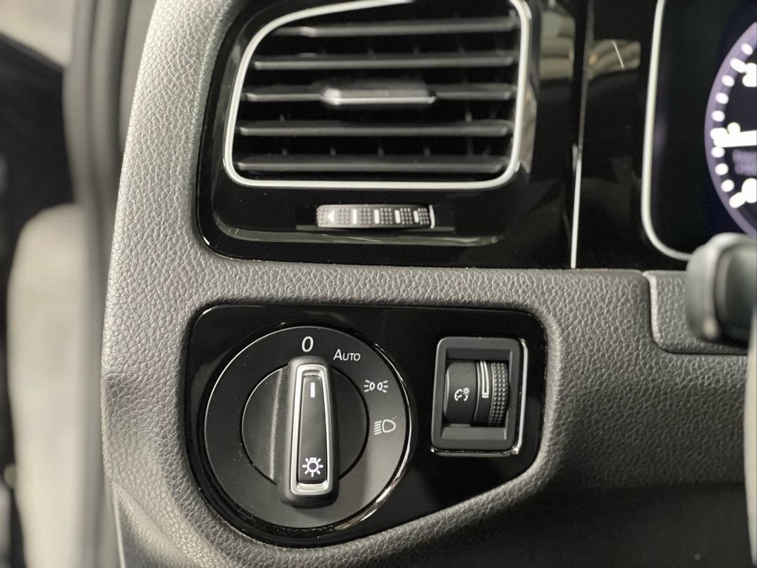 Used 2019 Volkswagen Golf R 4-Door AWD/4WD image 21