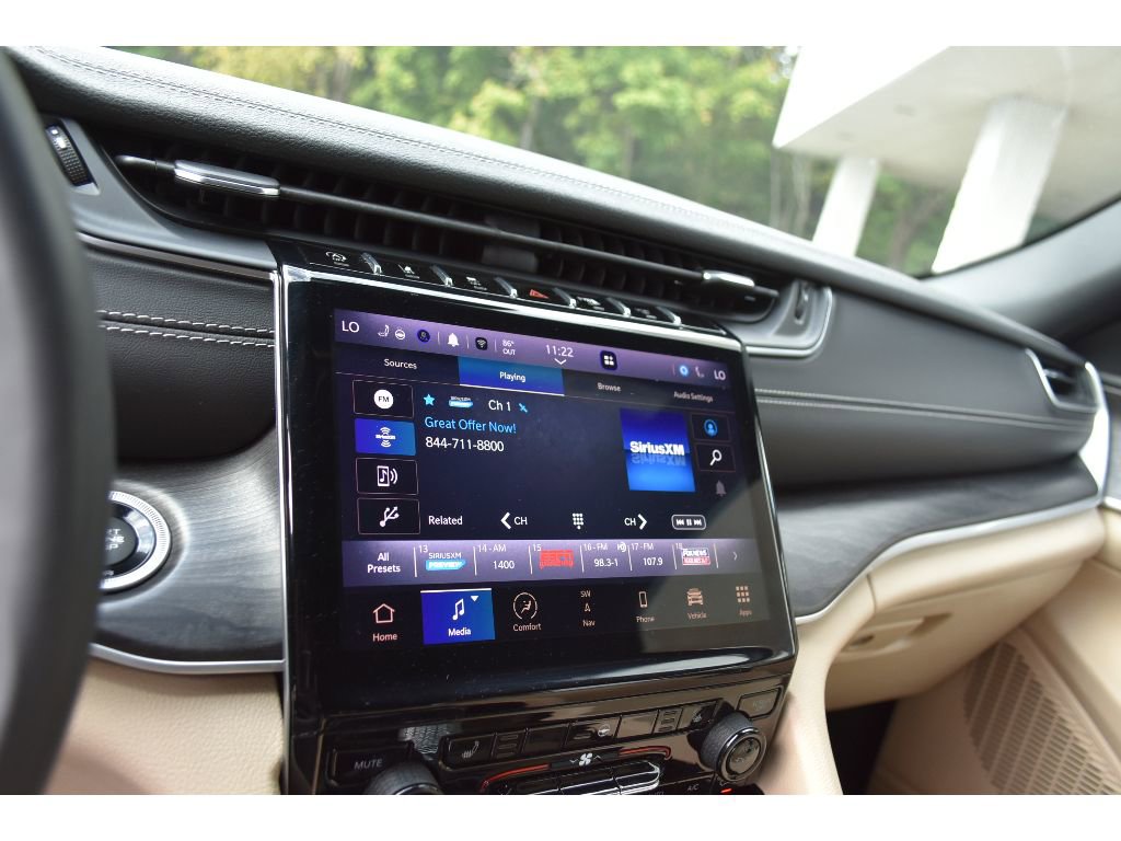 Used 2023 Jeep Grand Cherokee Limited image 23