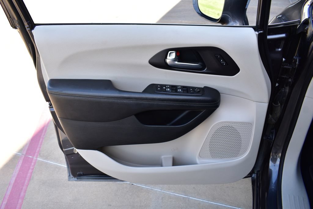 Used 2020 Chrysler Pacifica Limited FWD image 15