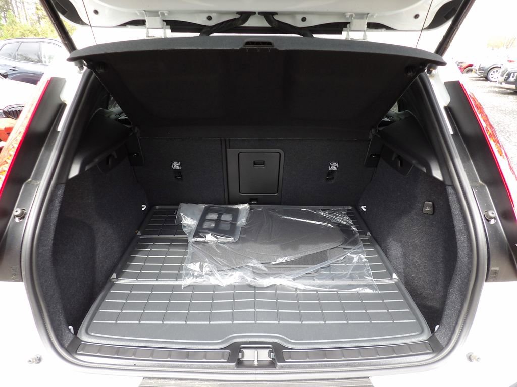 New 2025 Volvo XC40 B5 Ultra w/ Climate Package image 25