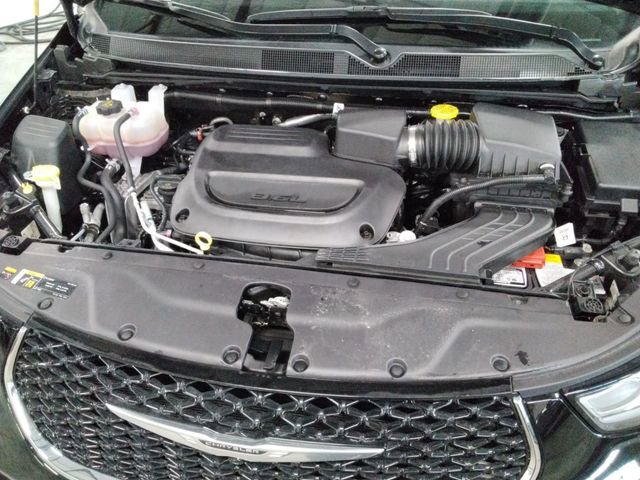 Used 2024 Chrysler Pacifica Touring-L image 11