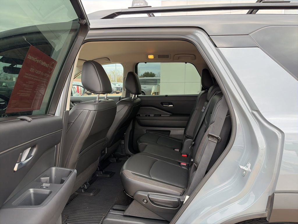 Used 2025 Nissan Pathfinder SL w/ Black Appearance Package image 8