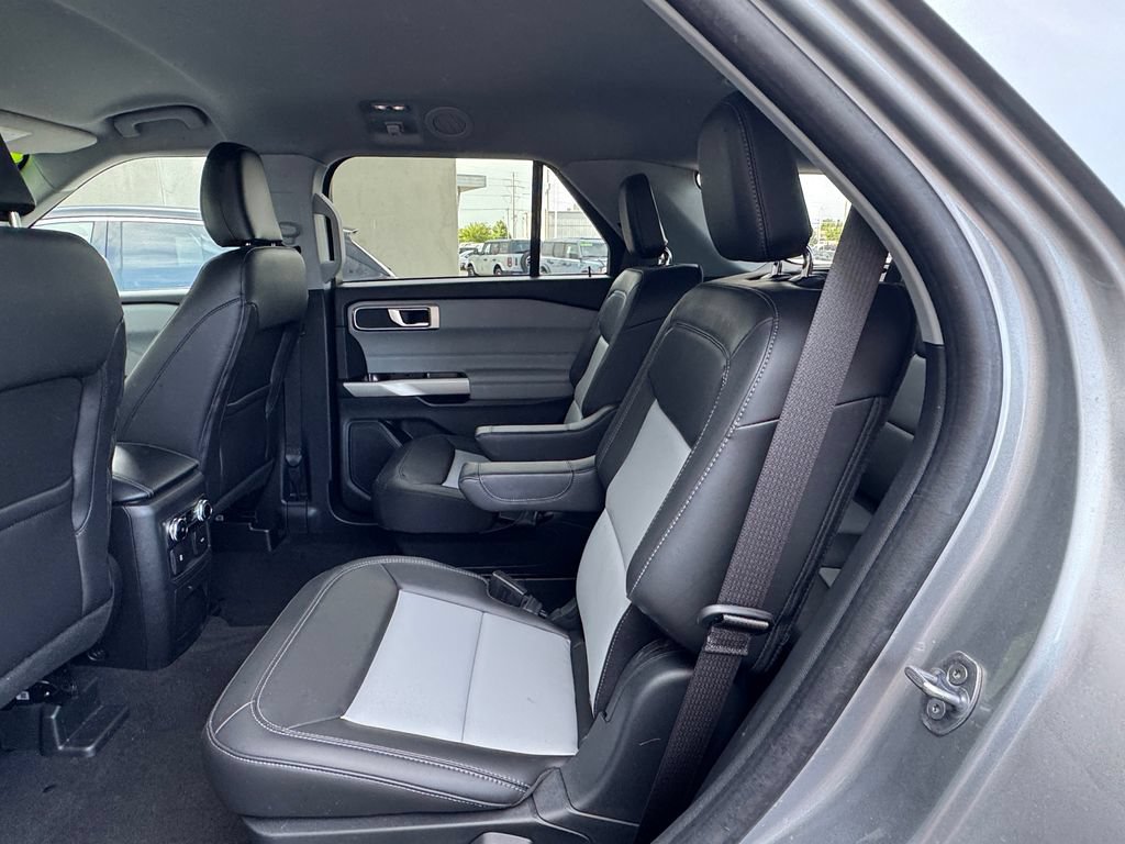 Used 2024 Ford Explorer XLT w/ Equipment Group 202A AWD/4WD image 29