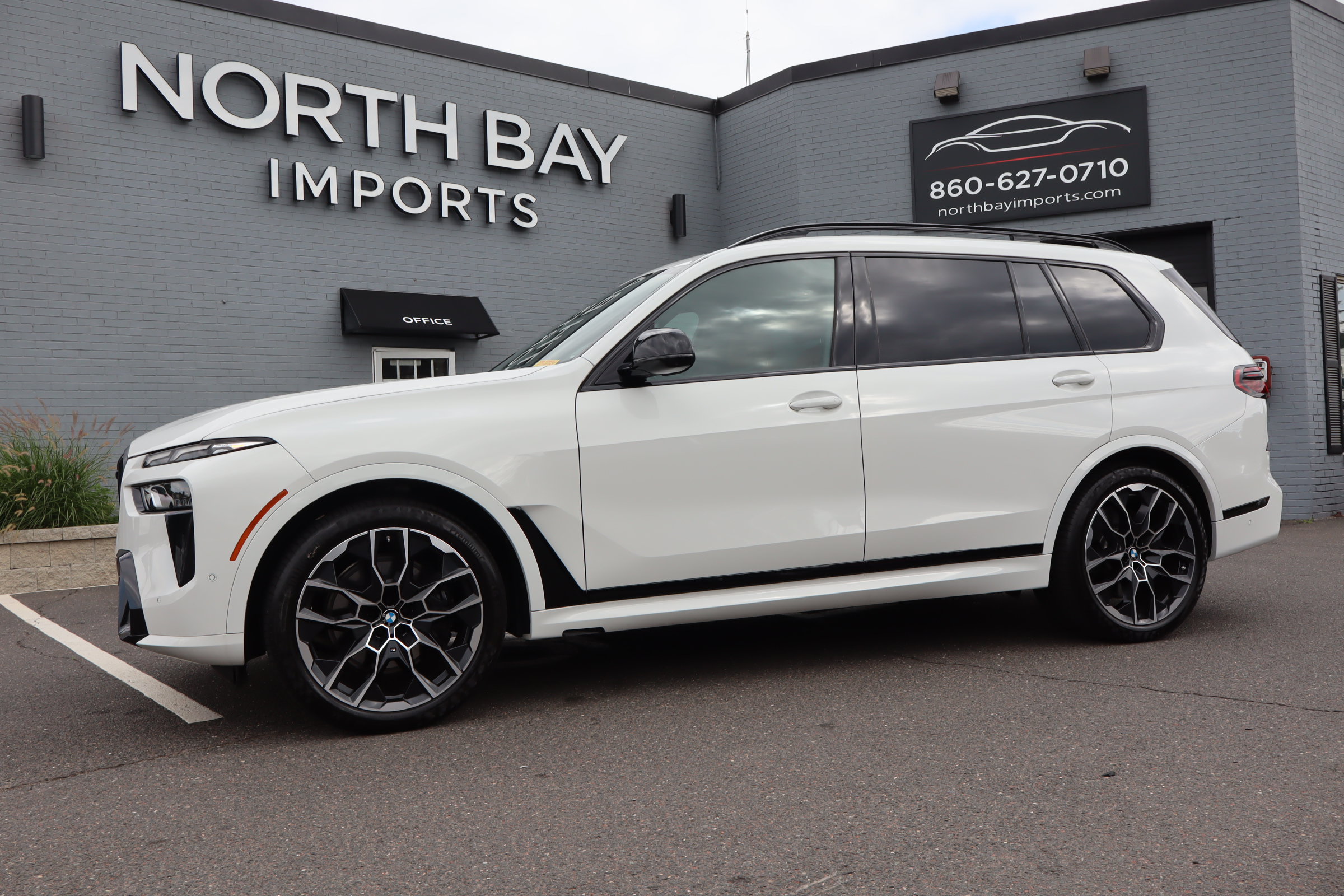 Used 2025 BMW X7 M60i AWD/4WD image 1