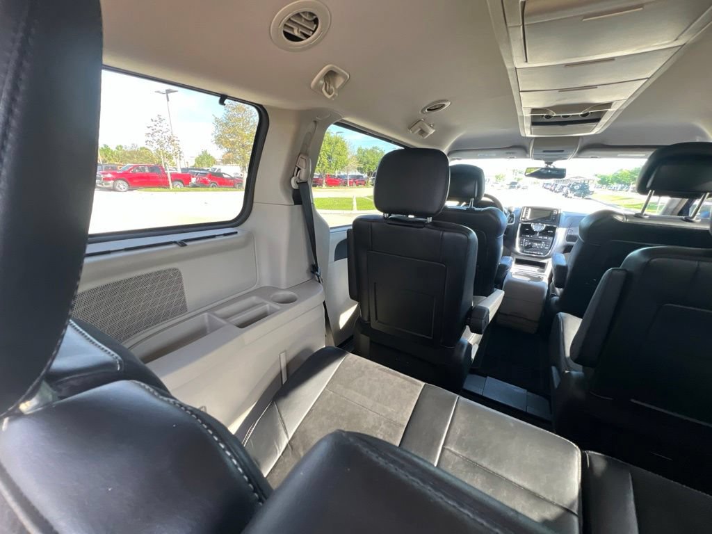 Used 2014 Chrysler Town & Country Touring-L FWD image 20