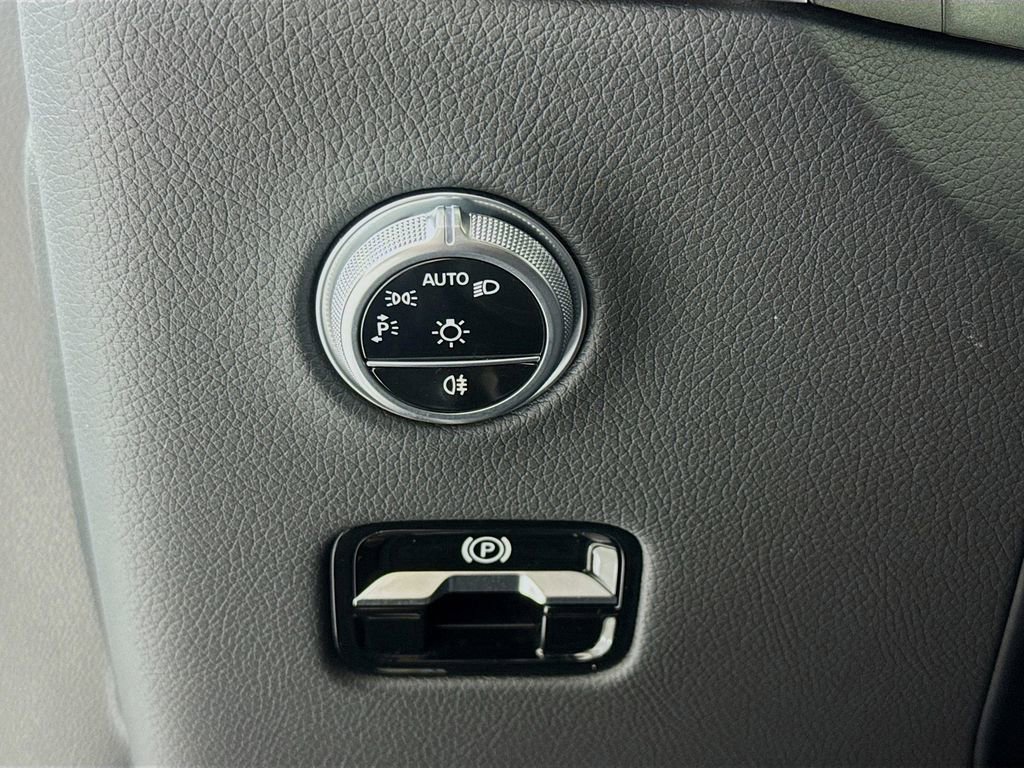 Used 2024 Mercedes-Benz GLC 300 4MATIC image 8
