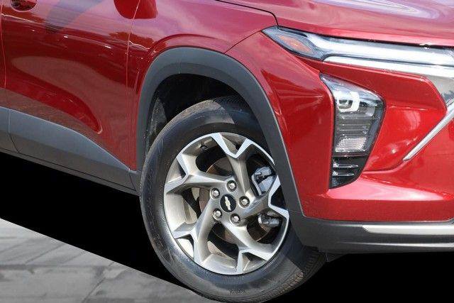 Used 2025 Chevrolet Trax LT w/ LT Convenience Package FWD image 3
