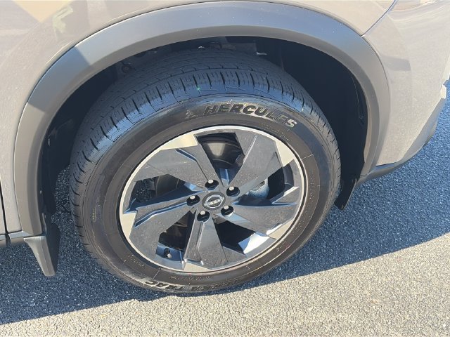 Used 2025 Nissan Rogue SV AWD/4WD image 11