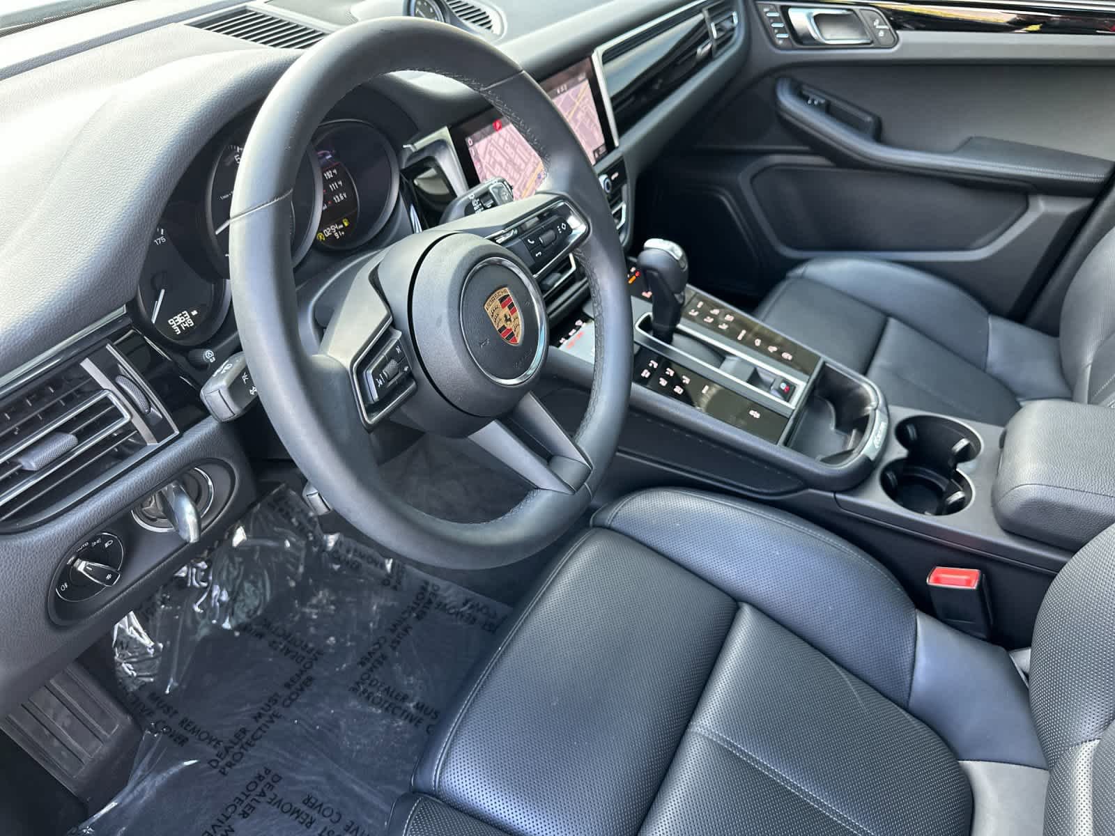 Certified 2025 Porsche Macan AWD/4WD image 4