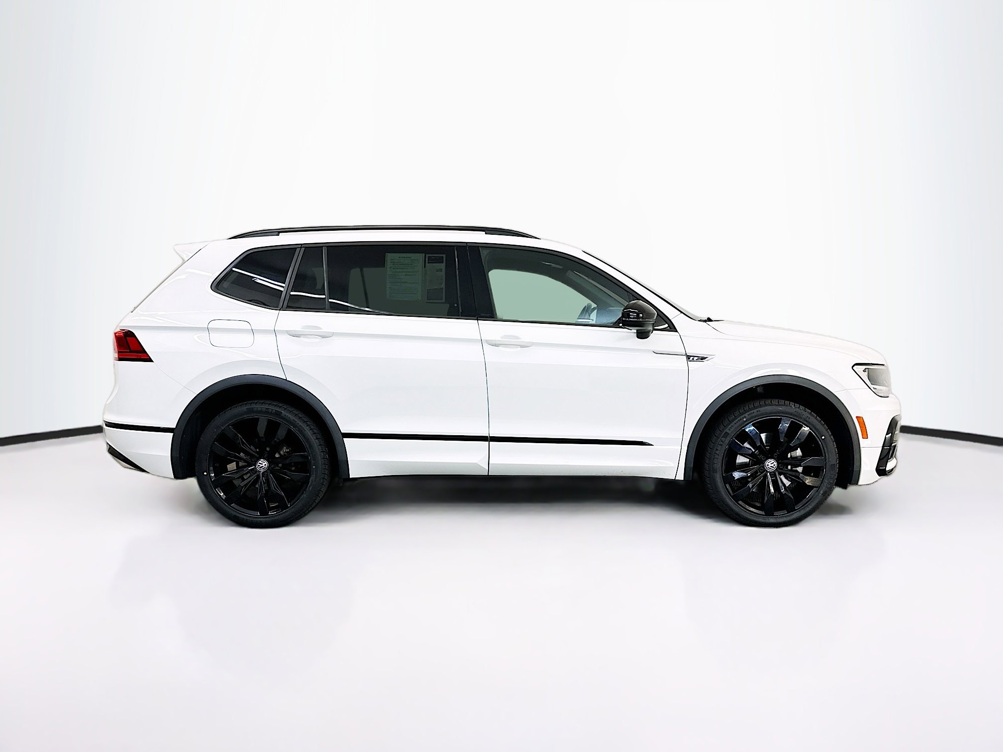 Used 2021 Volkswagen Tiguan SE R-Line image 10