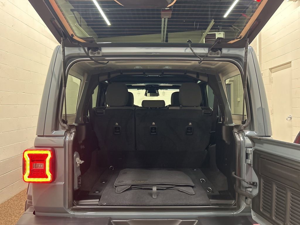 Used 2025 Jeep Wrangler Unlimited Sahara image 11