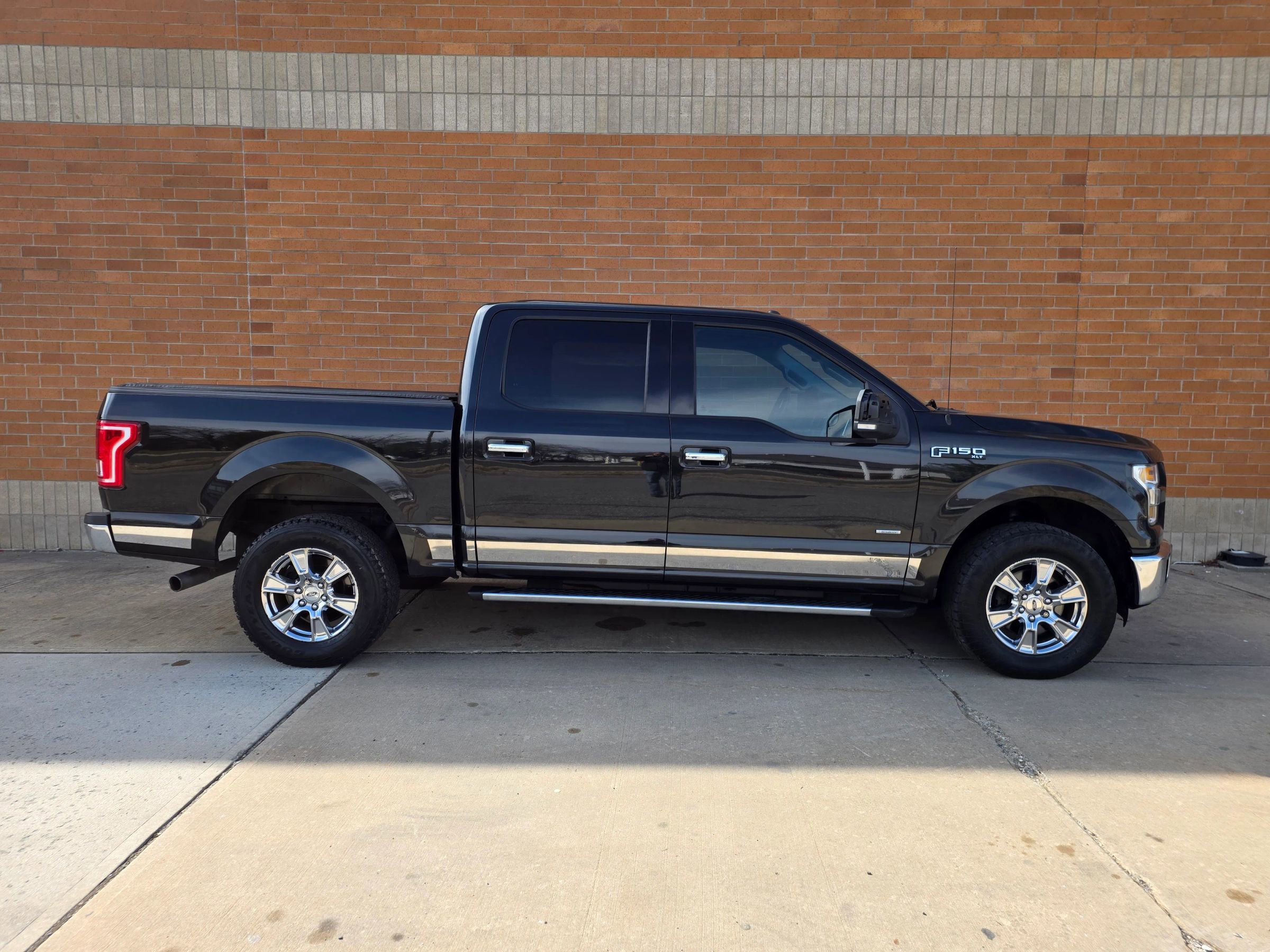 Used 2015 Ford F150 XLT w/ Equipment Group 302A Luxury image 6
