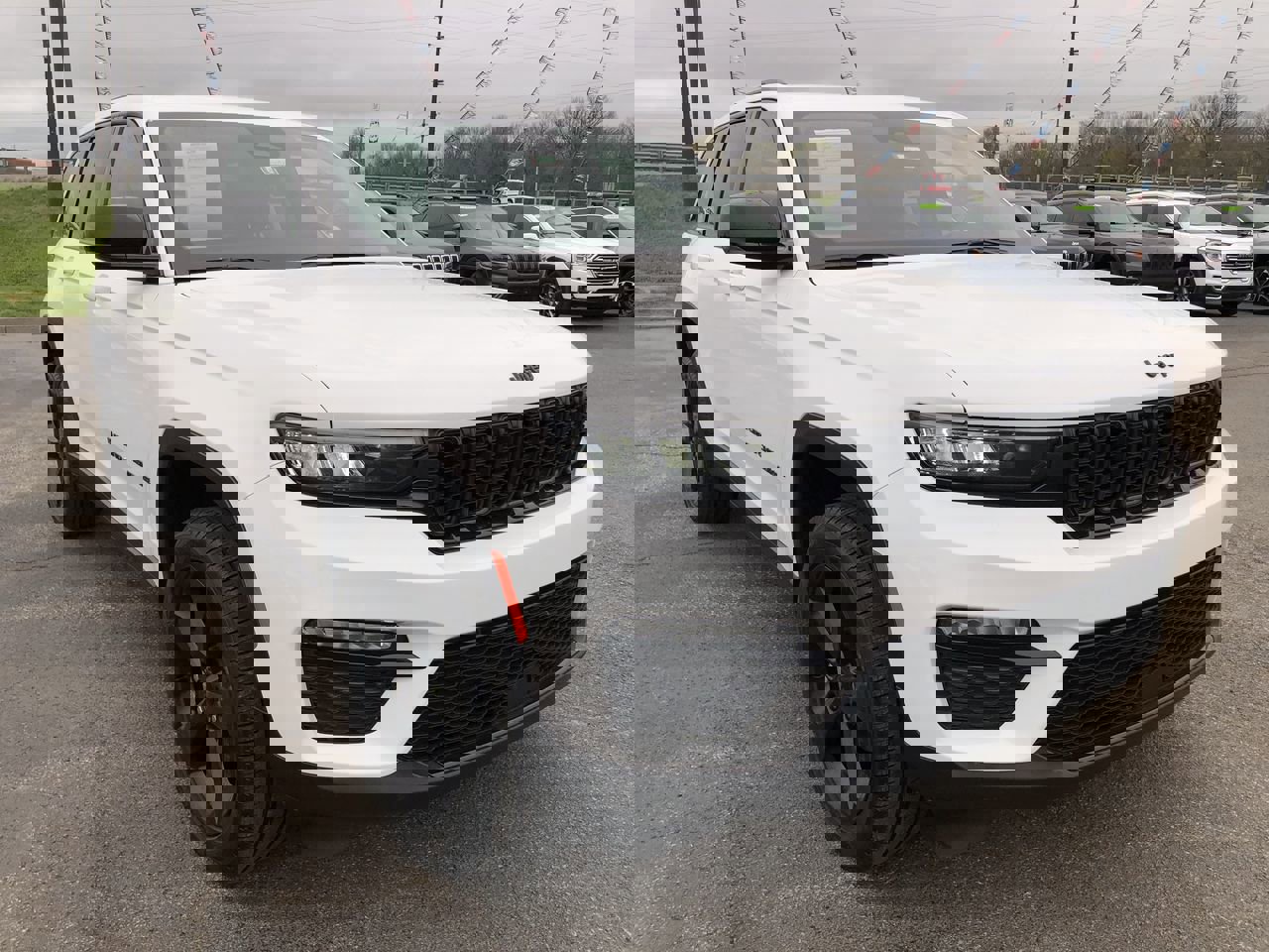 Used 2023 Jeep Grand Cherokee Limited w/ Black Appearance Package image 7