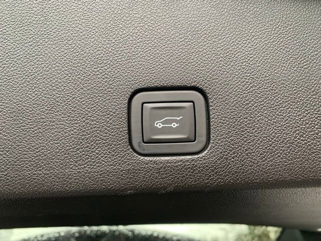 Used 2025 Cadillac XT6 Premium Luxury w/ Technology Package image 7