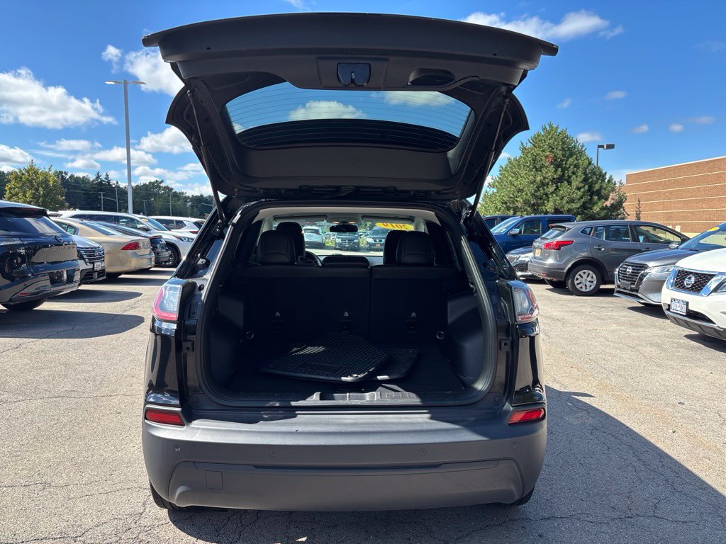 Used 2019 Jeep Cherokee Latitude Plus w/ Cold Weather Group AWD/4WD image 6