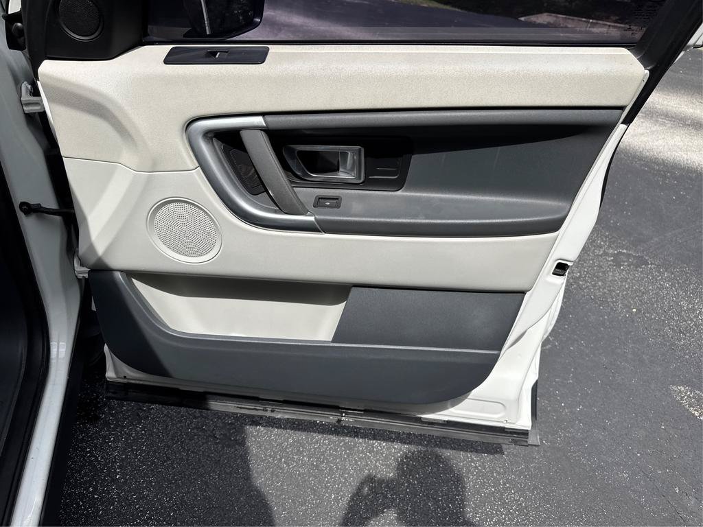 Used 2017 Land Rover Discovery Sport SE AWD/4WD image 22