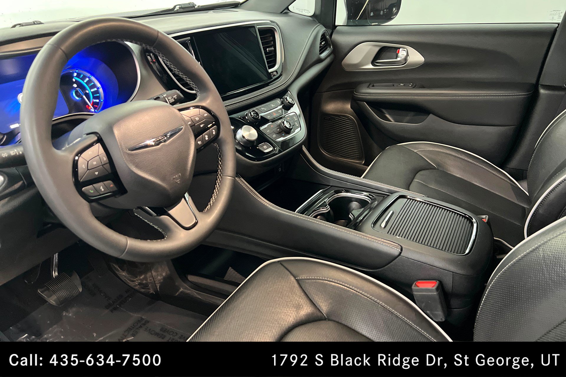 Used 2023 Chrysler Pacifica Limited w/ Uconnect Theater Family Group FWD image 15