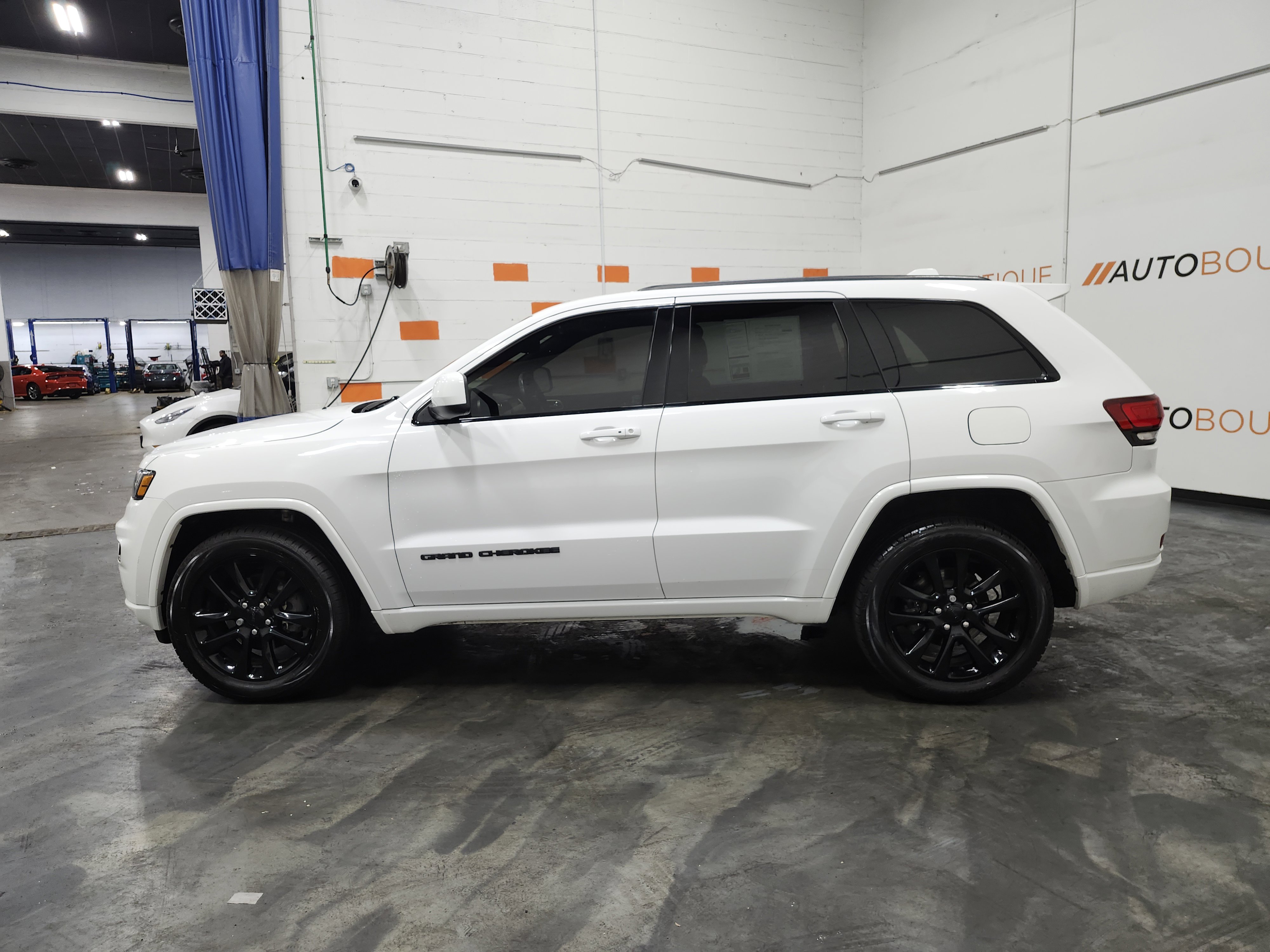 Used 2019 Jeep Grand Cherokee Altitude image 16