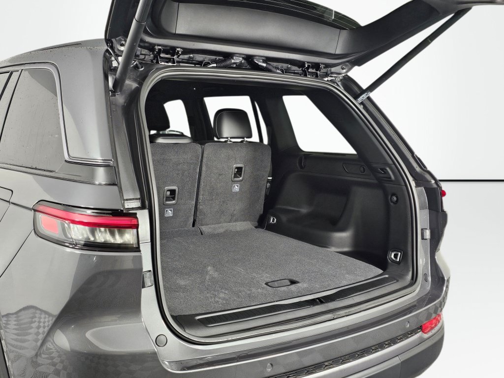 New 2026 Jeep Grand Cherokee Altitude AWD/4WD image 17