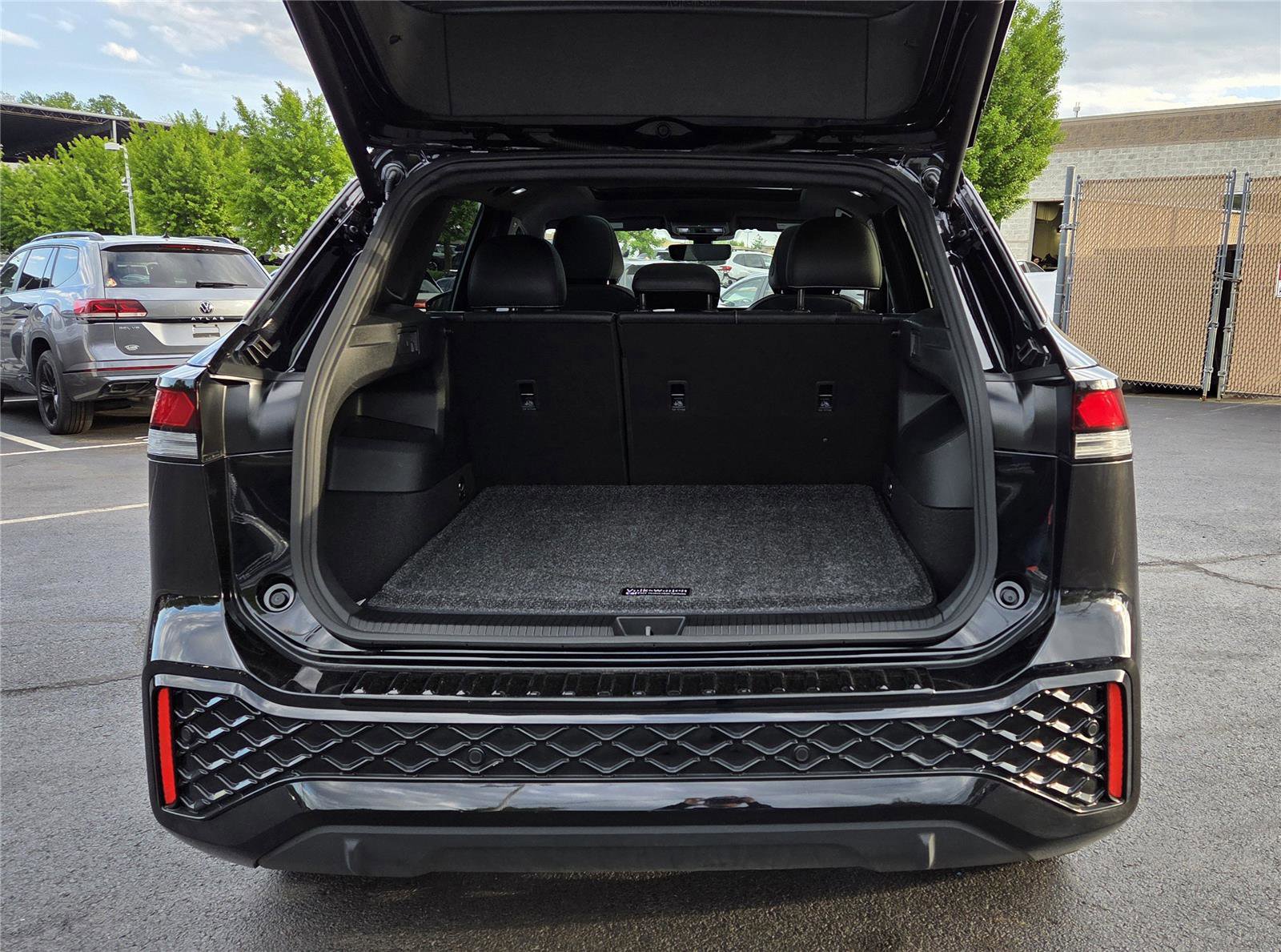 Certified 2025 Volkswagen Tiguan SE R-Line AWD/4WD image 5