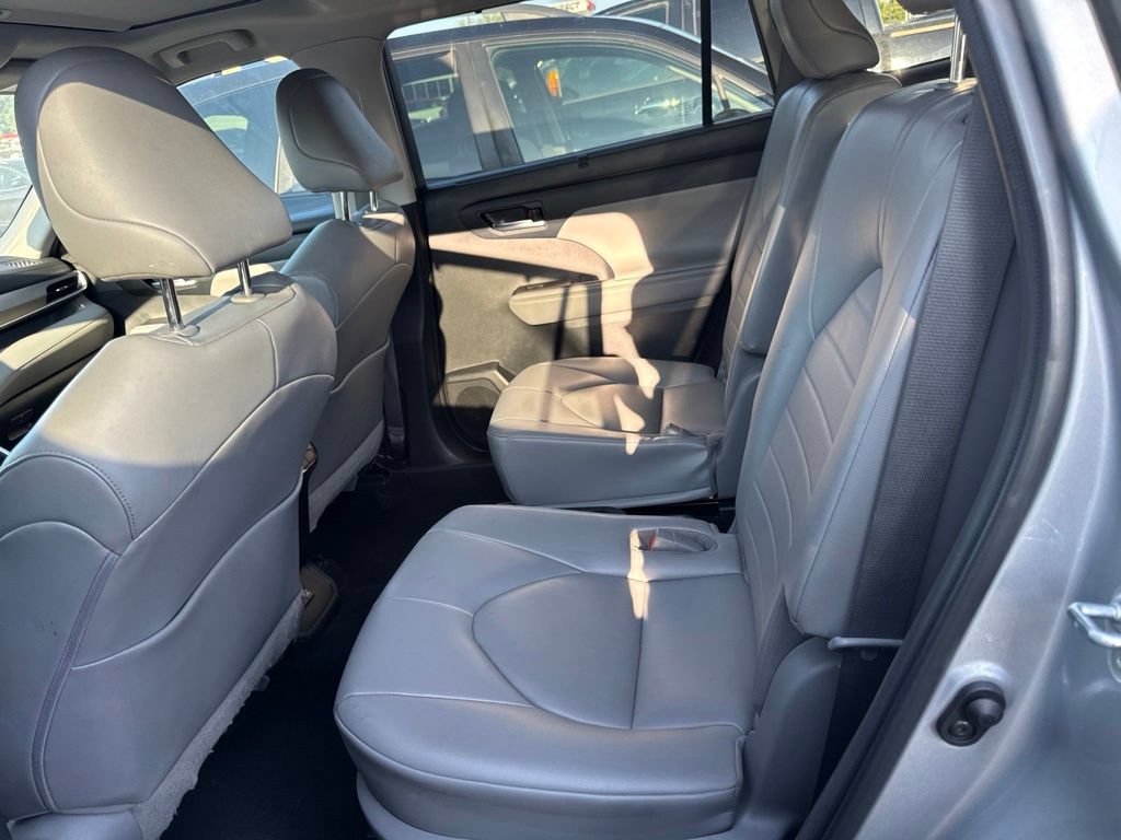 Used 2022 Toyota Highlander XLE AWD/4WD image 10