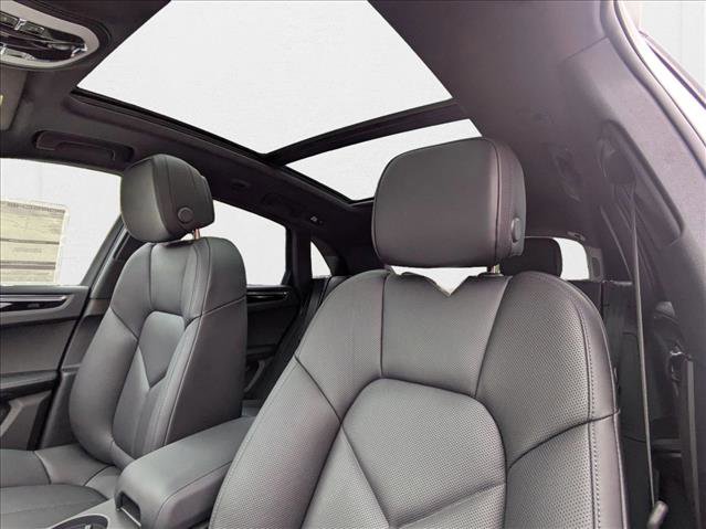 Used 2025 Porsche Macan image 5
