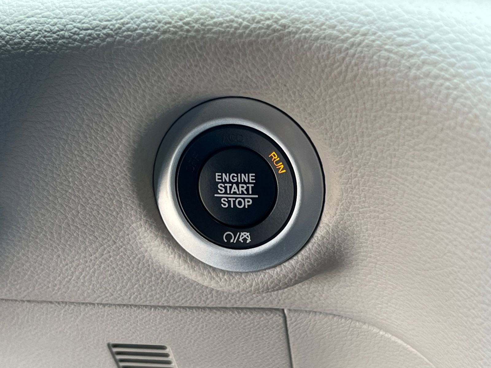 Used 2023 Chrysler Pacifica Touring-L image 28