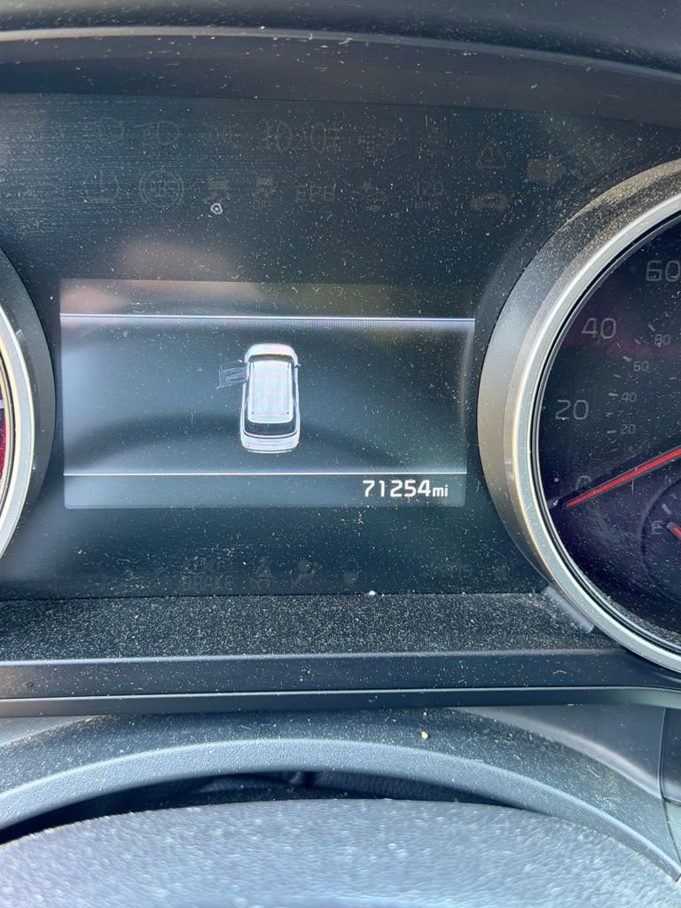 Used 2022 Kia Carnival LX image 7