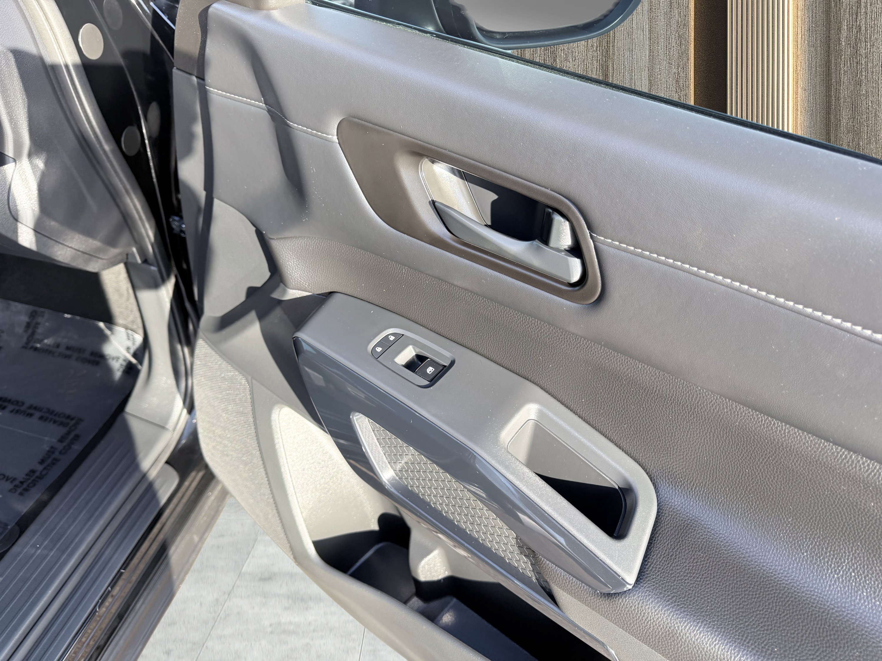 Used 2025 Nissan Pathfinder S image 44