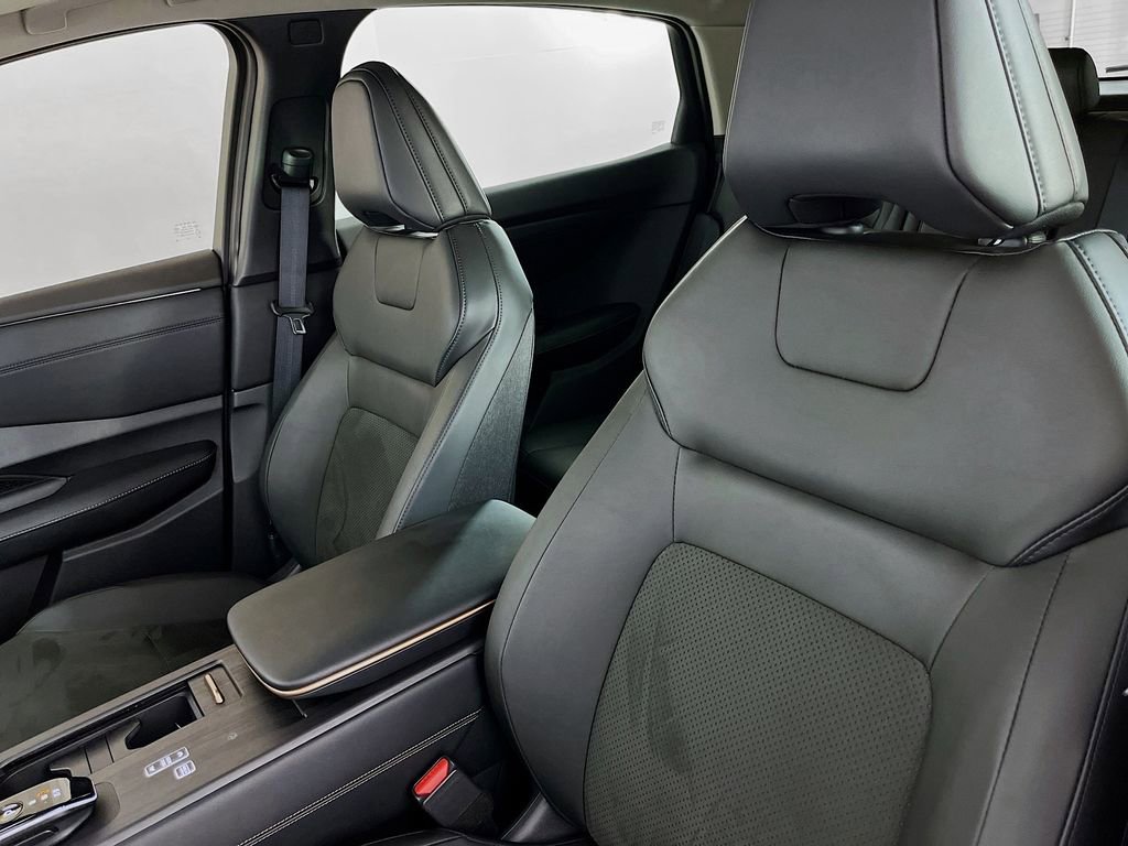 Used 2025 Nissan Ariya AWD image 31
